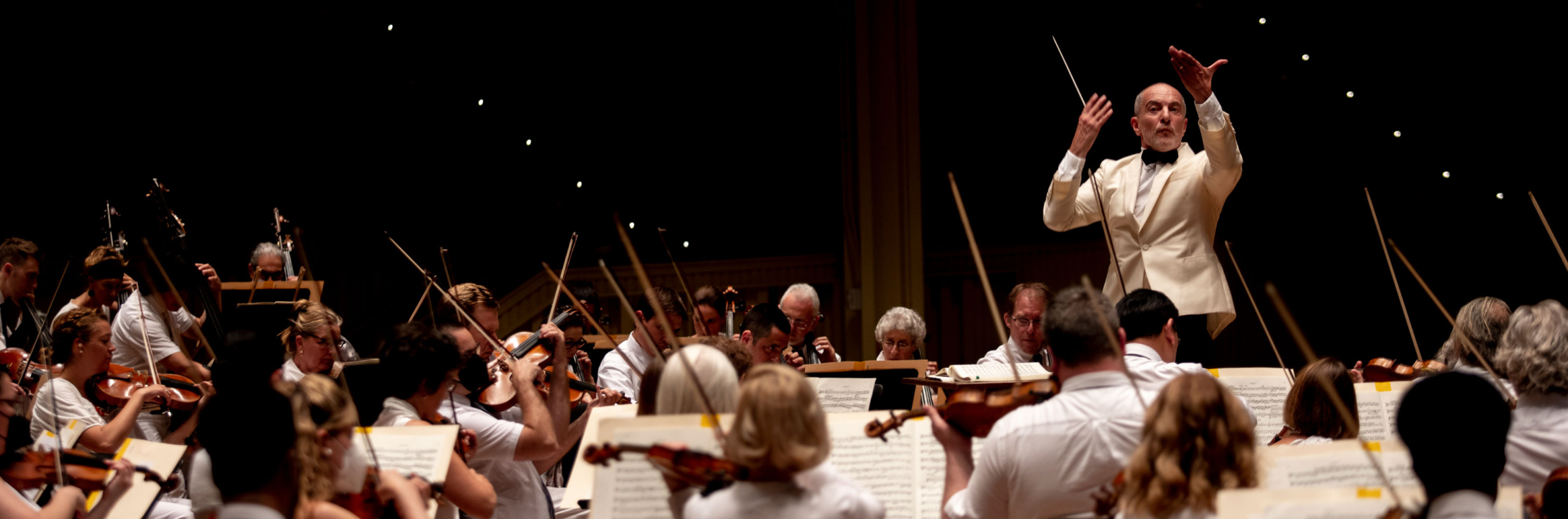 Rossen Milanov conducting the Chautauqua Symphony Orchestra