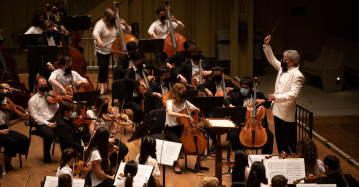 Timothy Muffitt conducting the Music School Festival Orchestra