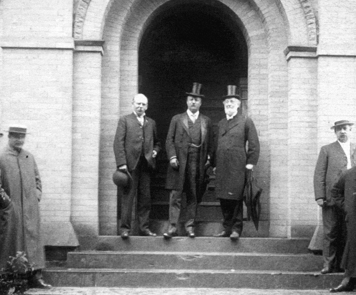 U.S. President Theodore Roosevelt, Chautauqua cofounder John Heyl Vincent and Jacob Riis standing on the steps of Higgins Hall