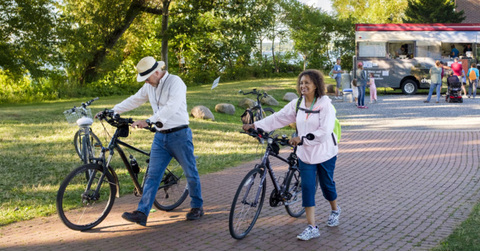 People with bikes down by the lake